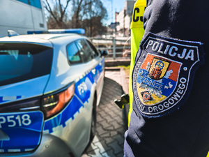 na zdjęciu naszywka ruchu drogowego