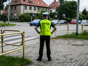 na zdjęciu policjant przy przejściu dla pieszych