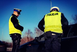 Policjanci w trakcie kontroli