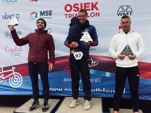na zdjęciu Jordan Kowalczyk na podium