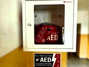 na zdjęciu AED