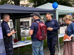 Na zdjęciu policjanci podczas kiermaszu pracy