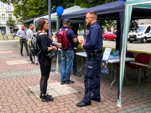 Na zdjęciu policjanci podczas kiermaszu pracy
