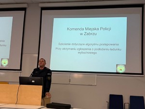 Na zdjęciu umundurowany Policjant przeprowadzający szkolenie.