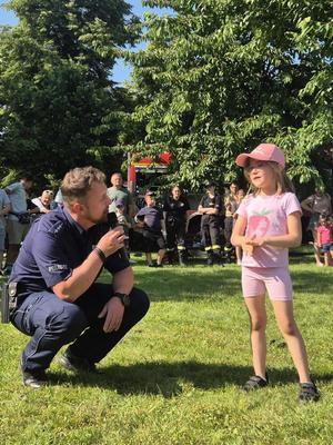 na zdjęciu policjanci podczas festynu