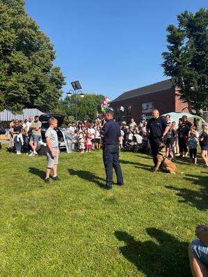 na zdjęciu policjanci podczas festynu