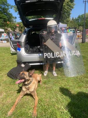na zdjęciu policjanci podczas festynu