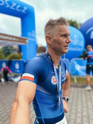 na zdjęciu aspirant sztabowy Jordan Kowalczyk z medalem