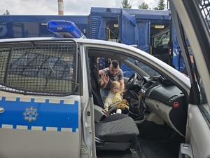 na zdjęciu osoby i policjanci podczas dnia bezpieczeństwa