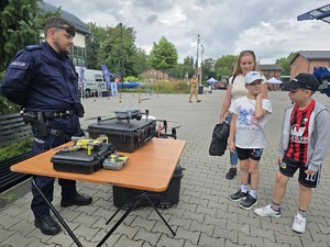 na zdjęciu osoby i policjanci podczas dnia bezpieczeństwa