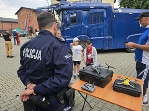na zdjęciu osoby i policjanci podczas dnia bezpieczeństwa