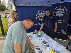 na zdjęciu osoby i policjanci podczas dnia bezpieczeństwa
