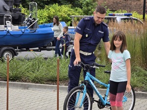 na zdjęciu osoby i policjanci podczas dnia bezpieczeństwa