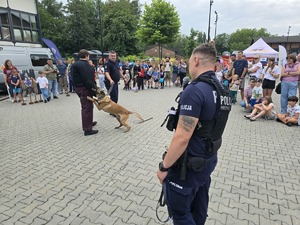 na zdjęciu osoby i policjanci podczas dnia bezpieczeństwa
