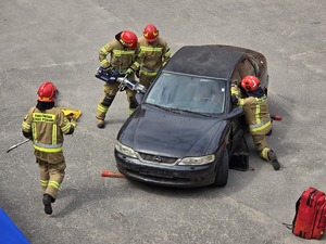 na zdjęciu osoby i policjanci podczas dnia bezpieczeństwa
