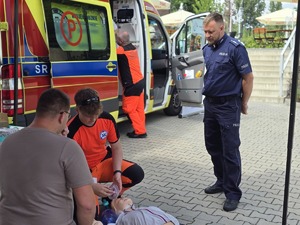 na zdjęciu osoby i policjanci podczas dnia bezpieczeństwa