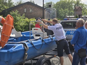 na zdjęciu osoby i policjanci podczas dnia bezpieczeństwa