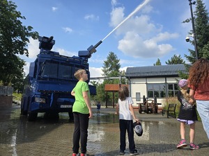 na zdjęciu osoby i policjanci podczas dnia bezpieczeństwa