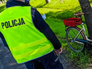 Na zdjęciu policjant obok roweru.