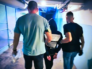 na zejściu policjanci prowadzą zatrzymaną