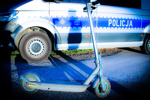 na zdjęciu hulajnoga i radiowóz