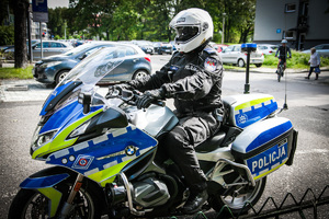 na zdjęciu policjant na  motocyklu