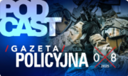 Grafika z napisem &quot;Podcast Gazeta Policyjna 08 2025&quot;. W tle znajdują się policjanci w hełmach i okularach ochronnych.
