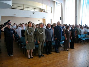 na zdjęciu  uczestnicy uroczystości inauguracji roku szkolnego.