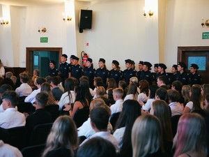 na zdjęciu  uczestnicy uroczystości inauguracji roku szkolnego.