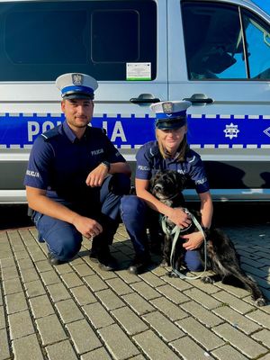 na zdjęciu policjanci z uratowanym psem