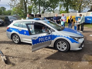 na zdjęciu dzielnicowy podczas spotkani na rodzinnych ogrodach działkowych  MALINA