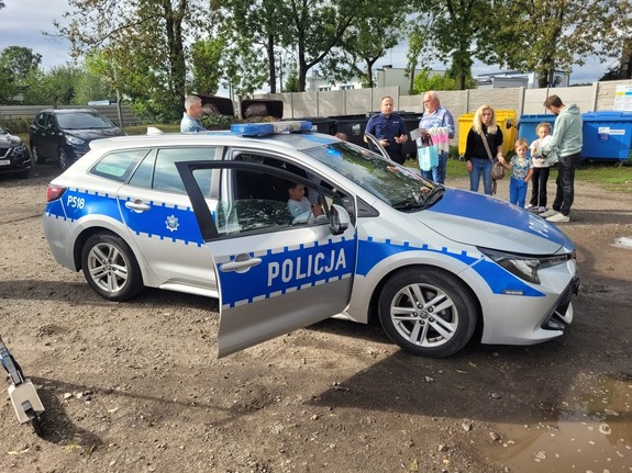 na zdjęciu dzielnicowy podczas spotkani na rodzinnych ogrodach działkowych  MALINA