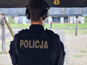 na zdjęciu policjanci podczas ćwiczeń strzeleckich