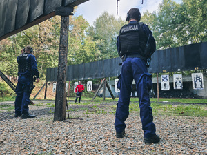 na zdjęciu policjanci podczas ćwiczeń strzeleckich