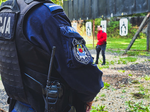 na zdjęciu policjanci podczas ćwiczeń strzeleckich