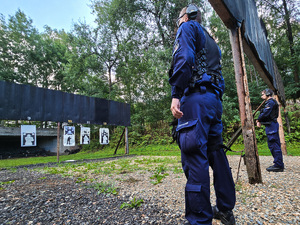 na zdjęciu policjanci podczas ćwiczeń strzeleckich