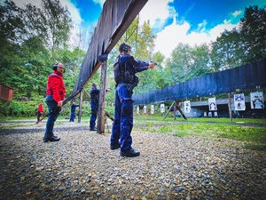 na zdjęciu policjanci podczas ćwiczeń strzeleckich