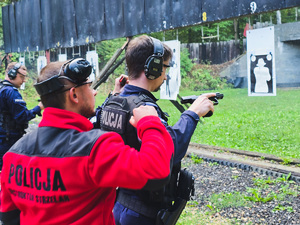 na zdjęciu policjanci podczas ćwiczeń strzeleckich