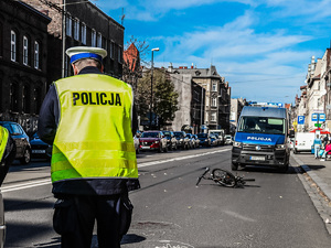 na zdjęciu policjant na drodze