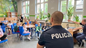 na zdjęciu policjanci w szkole