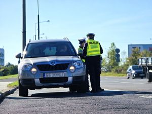 Na zdjęciu Policjanci podczas pracy na drodze
