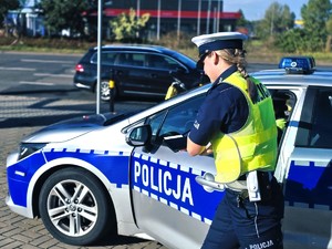 Na zdjęciu Policjanci podczas pracy na drodze