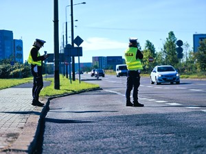 Na zdjęciu Policjanci podczas pracy na drodze