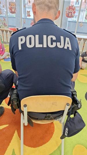 na zdjęciu policjanci podczas wizyty w przedszkolu