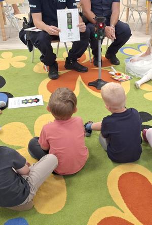 na zdjęciu policjanci podczas wizyty w przedszkolu