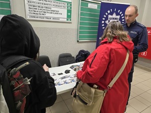 Na zdjęciu Policjant podczas kiermaszu ofert pracy