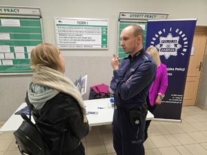 Na zdjęciu Policjant podczas kiermaszu ofert pracy