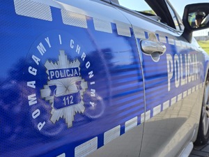 na zdjęciu drzwi radiowozu