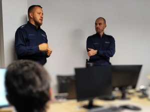 na zdjęciu policjanci podczas spotkania z seniorami