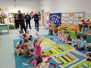 Policjanci podczas spotkania z dzielnicowymi